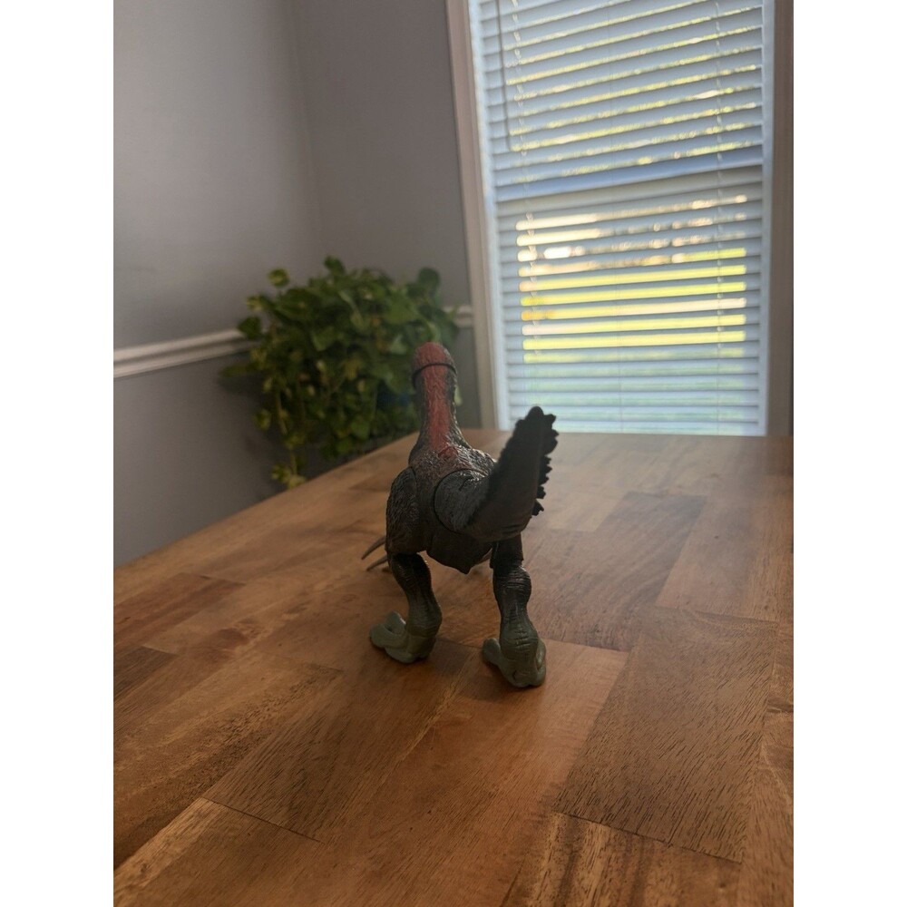 Mattel Jurassic World Velociraptor Dinosaur Figure with Extended Claws - Picture 3 of 6
